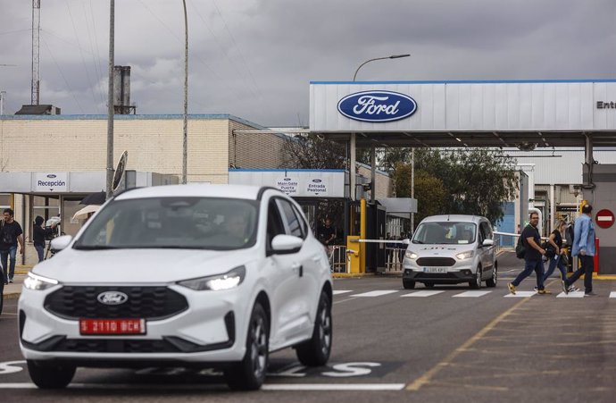 Archivo - Varios trabajadores en la fábrica de Ford