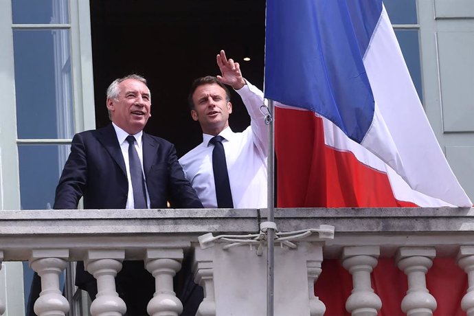Archivo - FILED - 06 July 2023, France, Pau: French President Emmanuel Macron (r) talks with then mayor of Pau, Francois Bayrou, on the balcony of the town hall during a visit to Pau. Macron on 13 December appointed centrist politician Bayrou as prime min