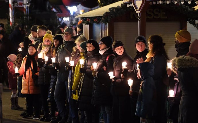 Cadena humana en recuerdo de las víctimas del atropello del mercadillo navideño de Magdeburgo