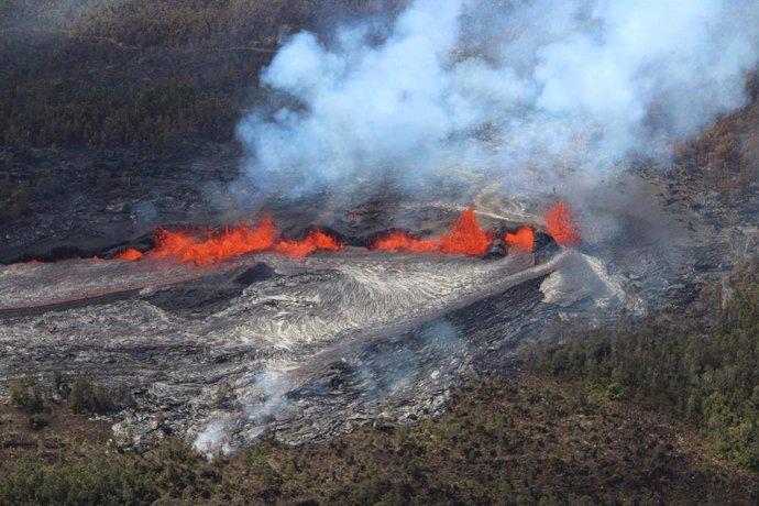 Archivo - September 22, 2024, Kilauea, Hi, United States of America: Lava flows cascading over the rim inside the Napau Crater of the Kilauea volcano caused by the recent East Rift Zone eruption at Hawaii Volcanoes National Park, September 19, 2024 in Haw