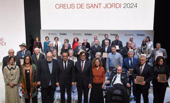 El presidente de la Generalitat, Salvador Illa, con los ganadores de la Creu de Sant Jordi