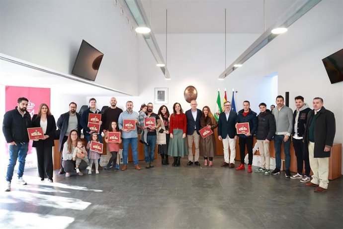 El alcalde de Tomares, José María Soriano, junto a los galardonados.
