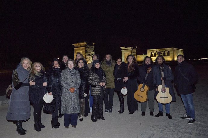 La delegada de Cultura, Turismo y Deporte, Marta Rivera de la Cruz, durante las zambombas flamencas de la familia Habichuela, en el jardín del Templo de Debod, a 23 de diciembre de 2024