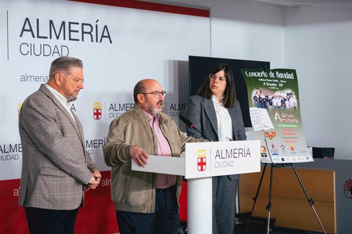 El concejal delegado del Área de Cultura, Diego Cruz, junto con la vicepresidenta y diputada de Cultura, Cine e Identidad Almeriense, Almudena Morales, y el presidente de Almenara, Antonio Franco, en la presentación de la cita.