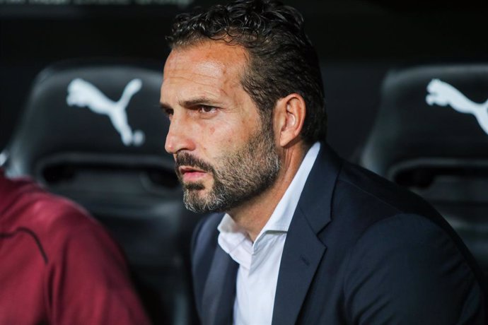 Archivo - Ruben Baraja, head coach of Valencia CF, looks on during the Spanish league, La Liga EA Sports, football match played between Valencia CF and UD Las Palmas at Mestalla stadium on October 21, 2024, in Valencia, Spain.