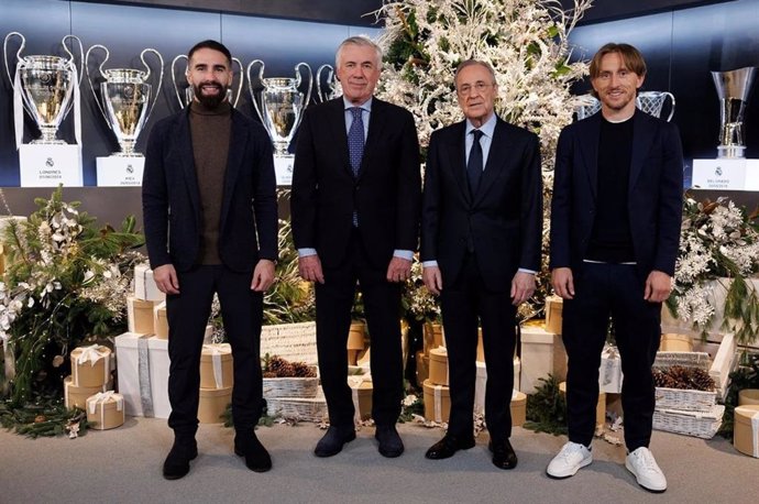 Dani Carvajal, Carlo Ancelotti, Florentino Pérez y Luka Modric en el mensaje de Navidad del Real Madrid.