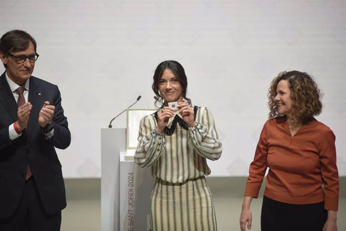 La futbolista Aitana Bonmatí, junto al presidente de la Generalitat, Salvador Illa, y la consejera de Cultura de la Generalitat, Sonia Hernández, durante el acto de entrega de las Creus de Sant Jordi.