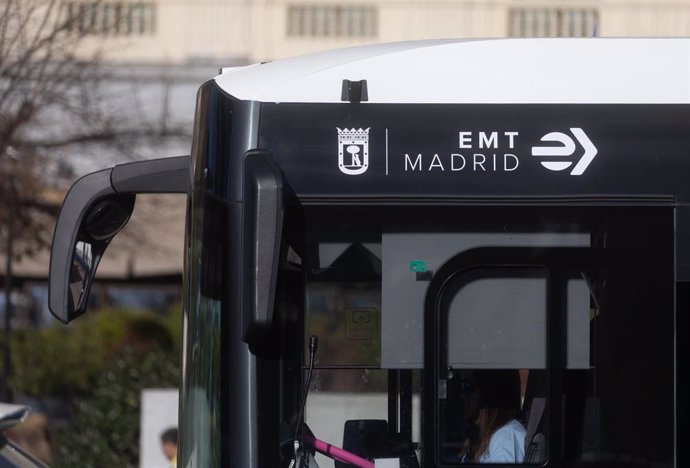 Un autobús de la EMT, a 9 de diciembre de 2024, en Madrid (España). 