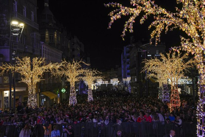 Archivo - Cientos de personas asisten al encendido de las luces de Navidad en Porta do Sol, a 16 de noviembre de 2024, en Vigo, Pontevedra, Galicia (España). 