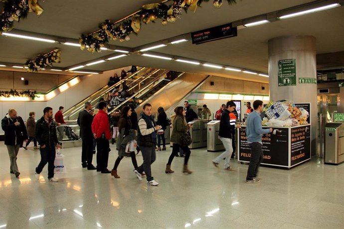 Archivo - Imagen de una estación de metro en Navidad