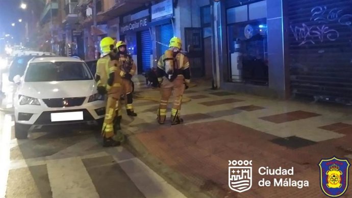 Bomberos sofocan un incendio en un cuadro de contadores en un edificio de la calle Martínez de la Rosa.