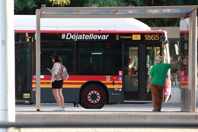 Archivo - Autobús del servicio municipal en el centro de Sevilla