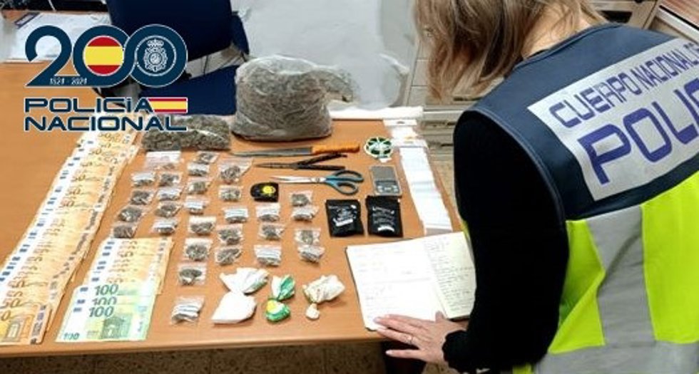 Dos detenidos por traficar con cocaína, marihuana y hachís en un bar cerca de su casa en Benimmet
