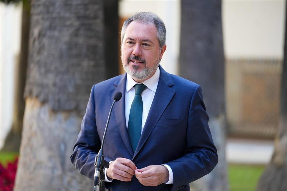 El secretario general del PSOE-A, Juan Espadas atiende a los medios. Imagen de archivo.