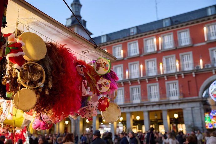 Varias personas en el mercadillo navideño de la Plaza Mayor, a 19 de diciembre de 2024, en Madrid (España).