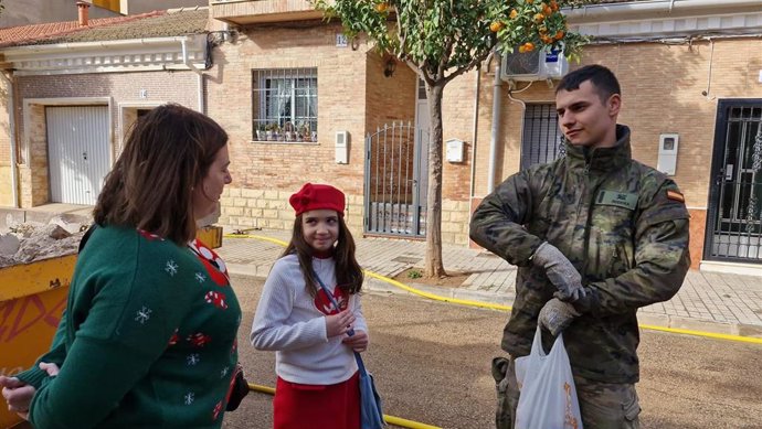 Una niña de Aldaia reparte polvorones a los militares movilizados por la dana