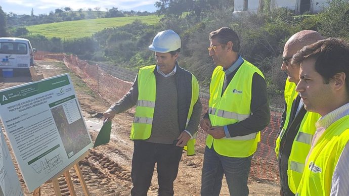 El delegado de Agricultura, Pesca, Agua y Desarrollo Rural, Fernando Fernández Tapia-Ruano, ha visitado las obras de mejora que la Junta de Andalucía está ejecutando en los canales principales de riego del Sistema de Explotación Guadalhorce-Limonero