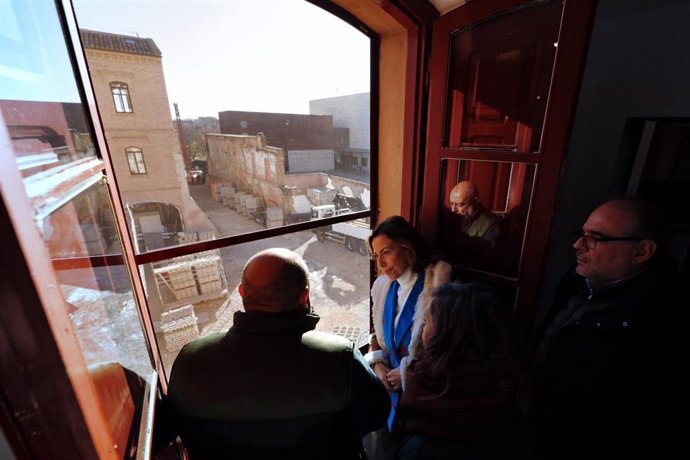 La alcaldesa de Zaragoza, Natalia Chueca, en una visita a la Casa de Amparo.