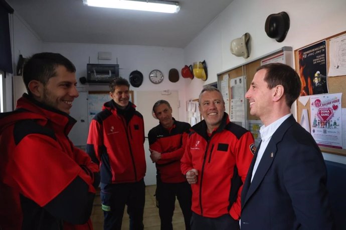 El presidente del Consell de Mallorca, Llorenç Galmés, en su visita al parque de bomberos de Llucmajor en Nochebuena.