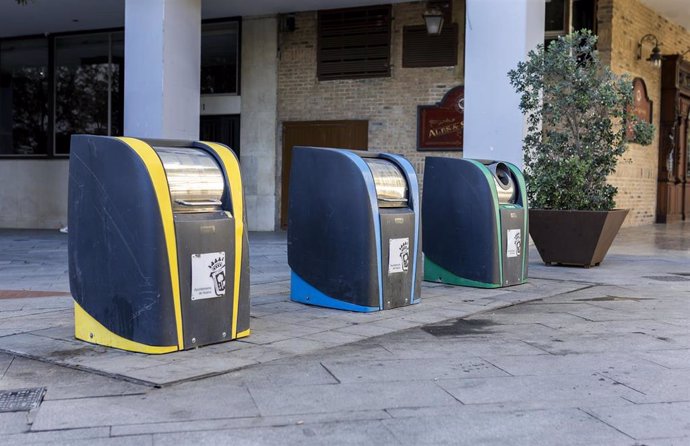 Contenedores de reciclaje en la capital onubense.