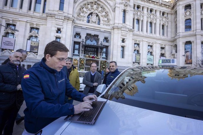 El alcalde de Madrid, José Luis Martínez-Almeida, ha felicitado la Navidad a los "ángeles de la guarda" de los profesionales de los servicios públicos que esta Nochebuena estarán en activo, a quienes ha deseado una guardia tranquila