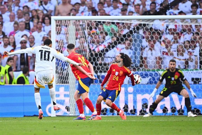 Archivo - Jamal Musiala en el momento de su disparo que impactó en la mano de Marc Cucurella durante los cuartos de final de la Eurocopa de Alemania