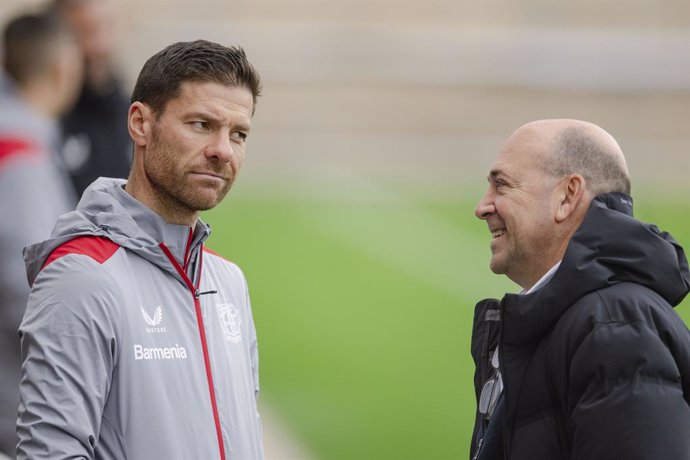 Archivo - 25 October 2023, North Rhine-Westphalia, Leverkusen: Leverkusen coach Xabi Alonso (L) and Fernando Carro, Chairman of the Management Board, talk during a training session ahead of Thursday's UEFA Europa League Group H soccer match against Qaraba