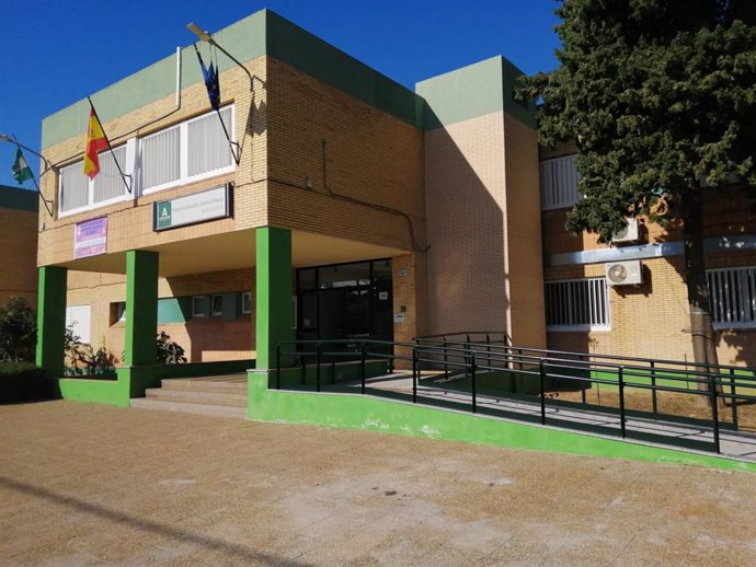 El Centro de Educación Infantil y Primaria (CEIP) Reyes de España de Lora del Río.