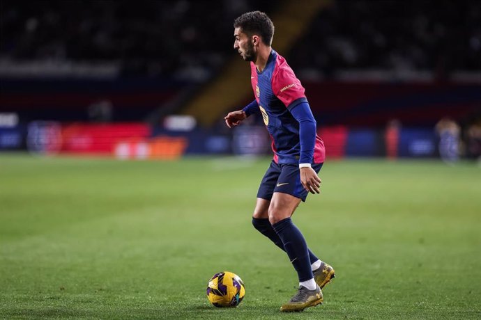 Ferran Torres conduce la pelota en un partido del FC Barcelona