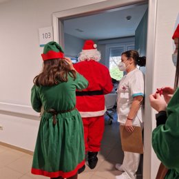 Este martes Papa Noel y sus elfos ayudantes se han acercado al hospital Quirónsalud Marbella y a las consultas de Urgencias de Pediatría para visitar a los niños que estaban ingresados o que han tenido que acudir al médico en la mañana de este día