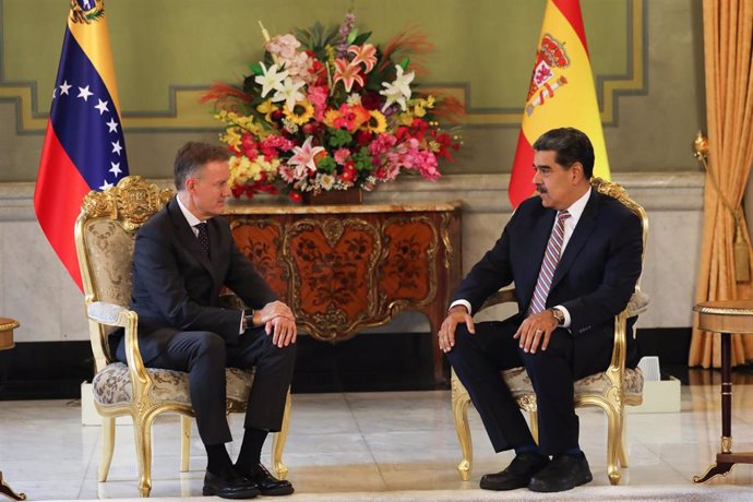 El presidente de Venezuela, Nicolás Maduro (D), y el embajador de España, Álvaro Albacete