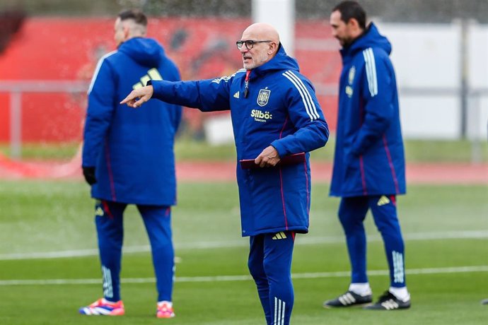 Archivo - Luis de la Fuente da instrucciones durante un entrenamiento de la selección 