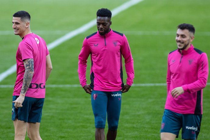 Archivo - Inaki Williams of Athletic Club warms up during training before the Final Copa de Rey, football match between Athletic Club and RCD Mallorca at La Cartuja Stadium on April 5, 2024 in Sevilla, Spain