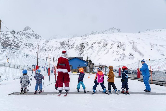 Papá Noel esquía junto a grupo de niños en Panticosa.