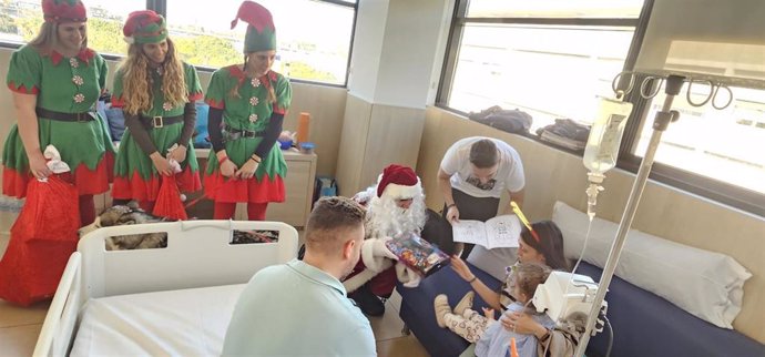 Papa Noel, sus elfos y Barlovento, su perro de asistencia, visita a pacientes y empleados de Quirónsalud Málaga. El objetivo es la de dar apoyo emocional y mejorar el estado de ánimo de los pacientes, especialmente los pediátricos y oncológicos.