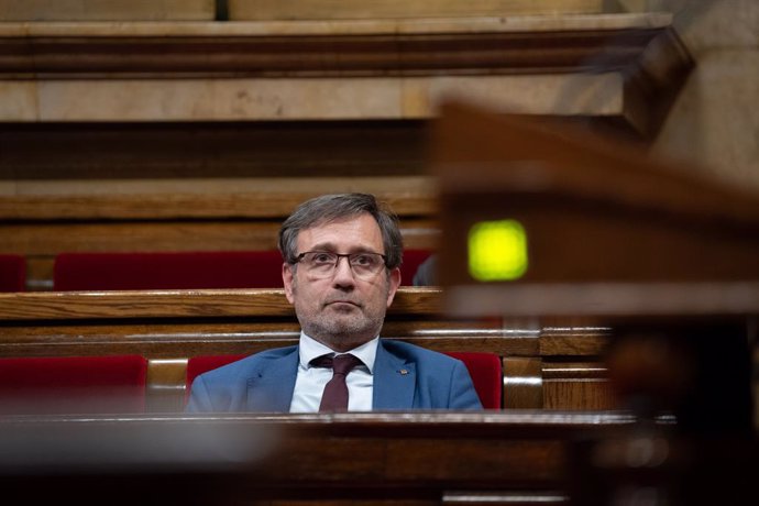 El conseller de Política Lingüística, Francesc Xavier Vila, en el ple del Parlament de la setmana passada