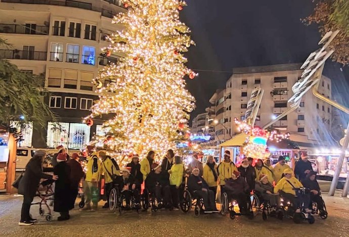 Usuarios de una residencia visitan las luces navideñas.