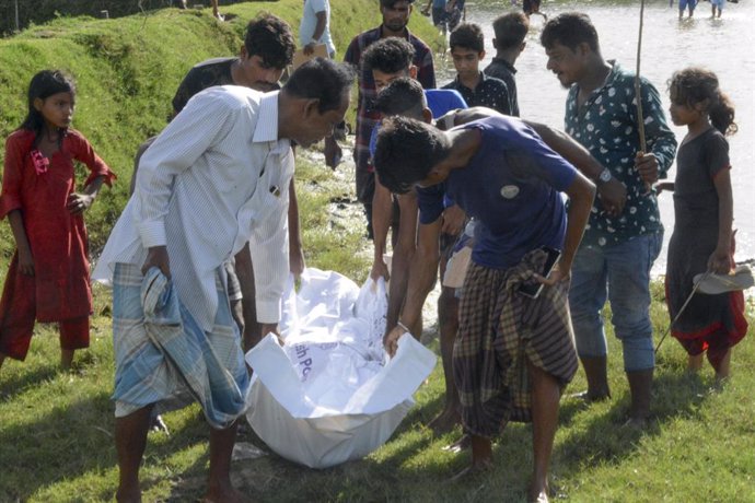 Archivo - COX'S BAZAR, Oct. 4, 2022  -- Rescuers transfer the body of a victim after a boat capsized in the Bay of Bengal off the coast of Bangladesh's Cox's Bazar district on Oct. 4, 2022.   At least three people were killed and 17 went missing after the