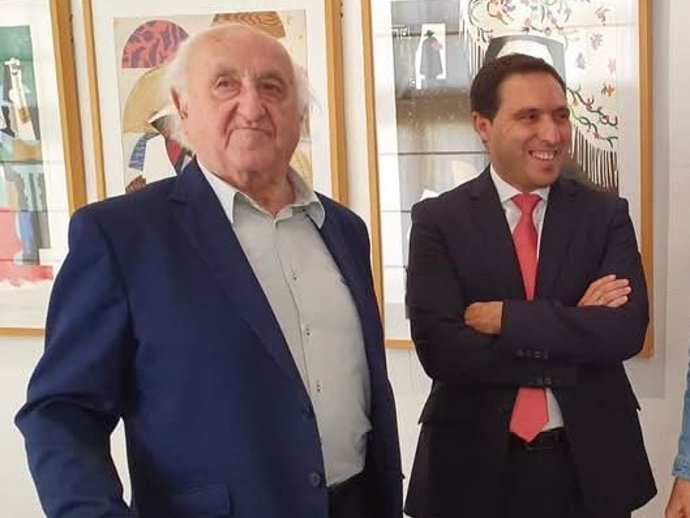 El coleccionista Antonio Pérez junto al presidente de la Diputación Alvaro Martínez Chana