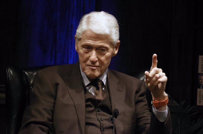 Archivo - November 20, 2024, Philadelphia, Pa, United States: Former President Bill Clinton discusses his new book 'Citizen: My Life After the White House' in conversation with Pulitzer Prize-winning journalist Jonathan Capehart. Held at Parkway Central L