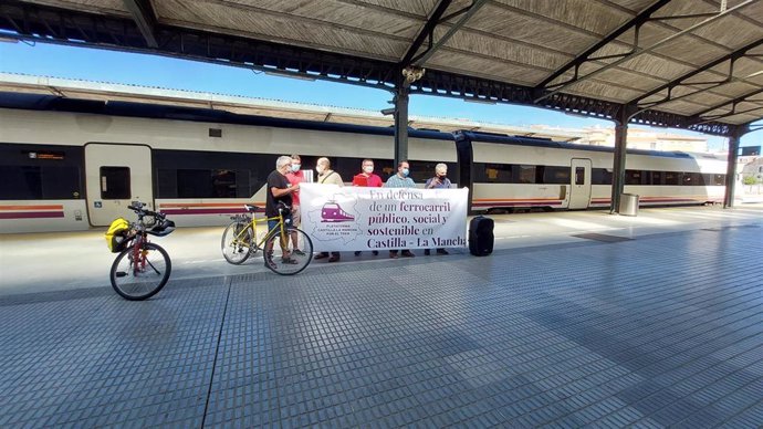 Archivo - La Plataforma en defensa del Ferrocarril en C-LM en Cuenca.