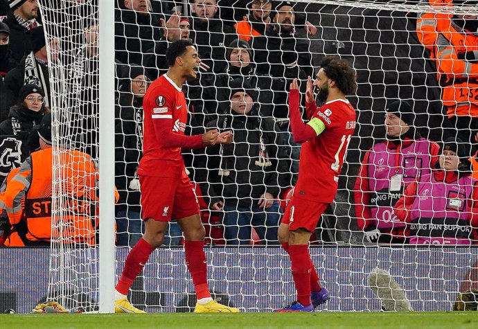 Archivo - 30 November 2023, United Kingdom, London: Liverpool's Cody Gakpo (L) celebrates scoring his side's second goal with teammate Mohamed Salah during the UEFA Europa Conference League group G soccer match between Eintracht Frankfurt and PAOK Thessal