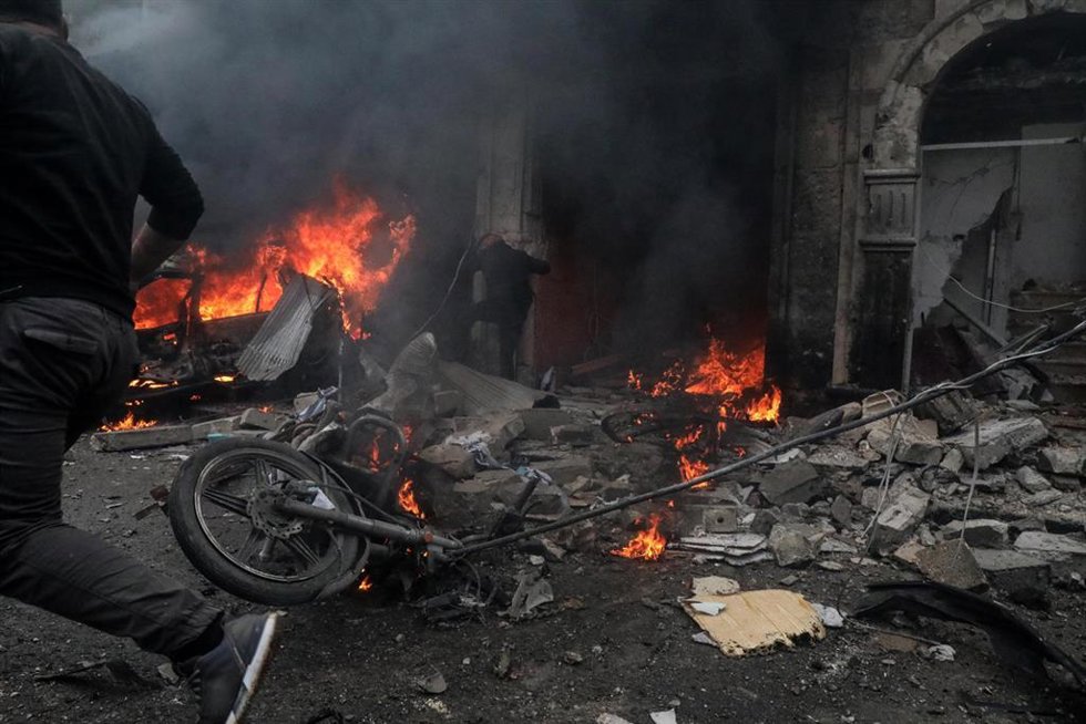 Archivo - Los equipos de rescate se llevan a una víctima en el lugar de una explosión en la ciudad de Azaz, en la zona rural del norte de la provincia siria de Alepo, en 2021. 