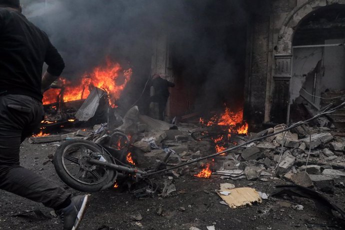 Archivo - January 31, 2021, Aleppo, Aleppo, Syrian Arab Republic: Rescue workers carry away a victim at the scene of an explosion in the town of Azaz in the rebel-controlled northern countryside of Syria's Aleppo province. A car bomb killed at least six p