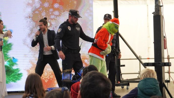 Momento en el que la Policía Local se lleva detenido al Grinch