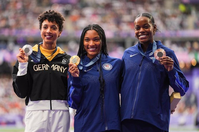 Archivo - Silver medalist Malaika Mihambo of Germany, Gold medalist Tara Davis-Woodhall of United States, and Bronze medalist Jasmine Moore of United States celebrate on the podium during the Women's Long Jump medal ceremony at Stade de France during the 