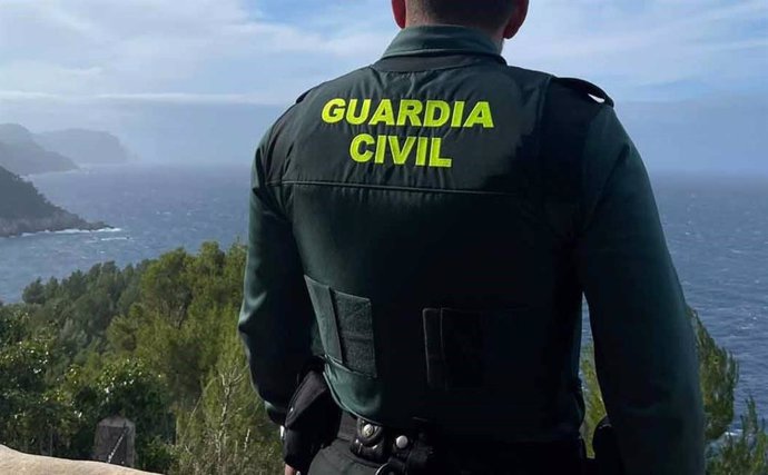 Agente de la Guardia Civil en la Serra de Tramuntana.