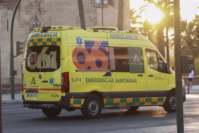 Archivo - Vehículo de Emergencias Sanitarias (061) en el centro de Sevilla. Imagen de archivo. 