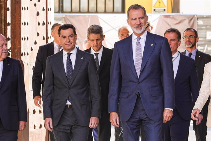 Archivo - El Rey Felipe VI (d) junto al presidente de la junta de Andalucía, Juanma Moreno (i), a su llegada a la inauguración de la exposición 'Los Machado: Retrato de familia' en Sevilla