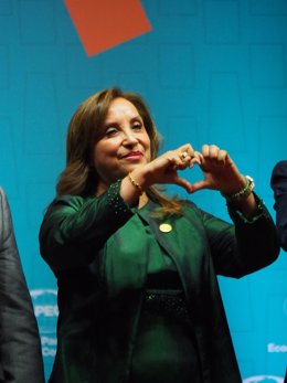 Archivo - November 16, 2024, Lima, Lima, Peru: Dina Boluarte, President of Peru, making a hand heart using her hands when giving the closing speech at the APEC Peru 2024 Economic Leaders Week (AELW).